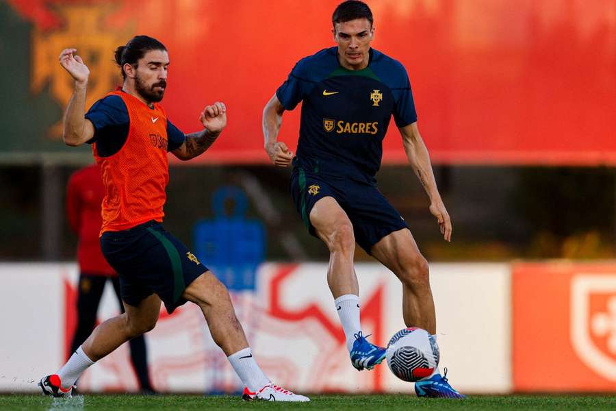 Rúben Neves e João Palhinha em disputa de bola