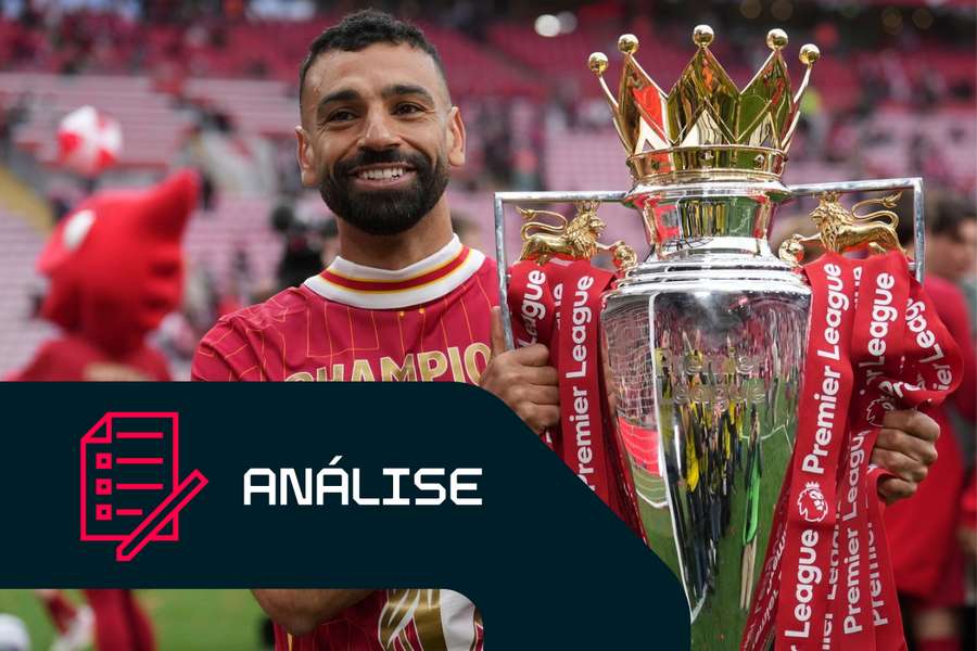 Mohamed Salah, do Liverpool, posa com o troféu da Premier League