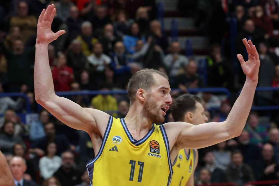Matt Thomas lamentiert bei der Niederlage von Alba Berlin in Lyon.