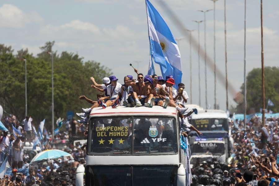 O autocarro panorâmico com os jogadores da Argentina, que percorreu dez quilómetros, no meio de milhões de adeptos, durante mais de quatro horas