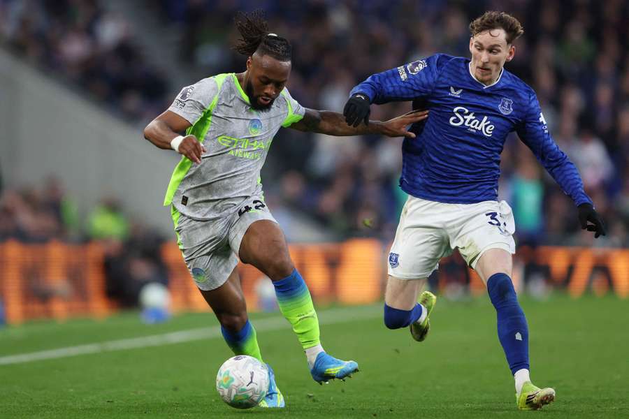 Semenyo perante James Garner no Everton-Manchester City