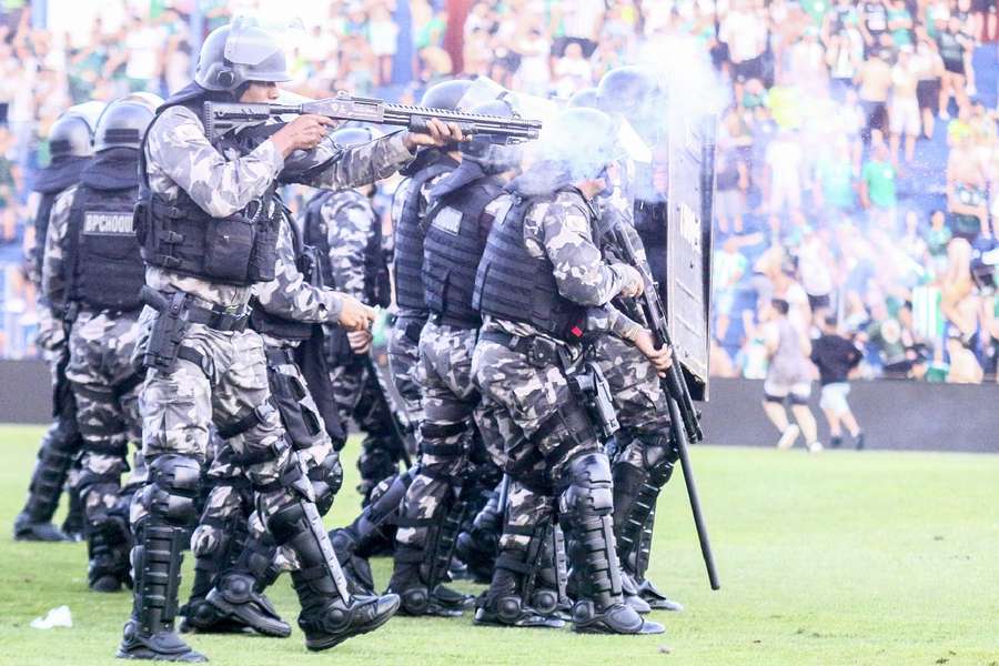 Żandarmeria wojskowa stanu Parana została wezwana do interwencji w sprawie zamieszek między kibicami Coritiba i Cruzeiro.