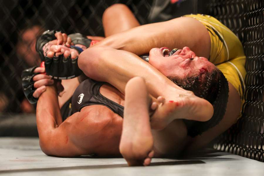 Amanda Nunes em combate contra Julianna Peña. Após revanche, Nunes conquista o segundo cinturão do UFC.