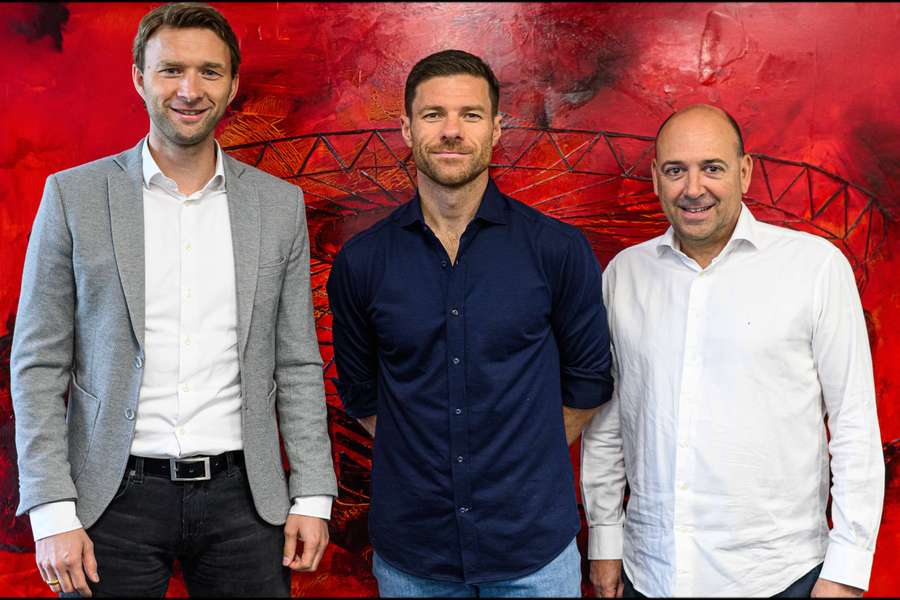 Alonso (m.) podczas ceremonii przedłużenia kontraktu