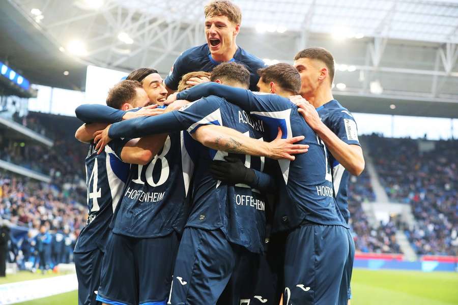 Burger zirkelte den Ball aus fast unmöglichem Winkel ins Kreuzeck