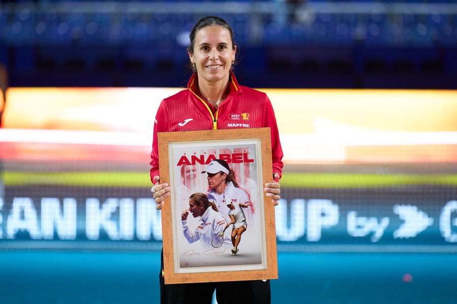 Anabel Medina, homenajeada tras la eliminación de España. 