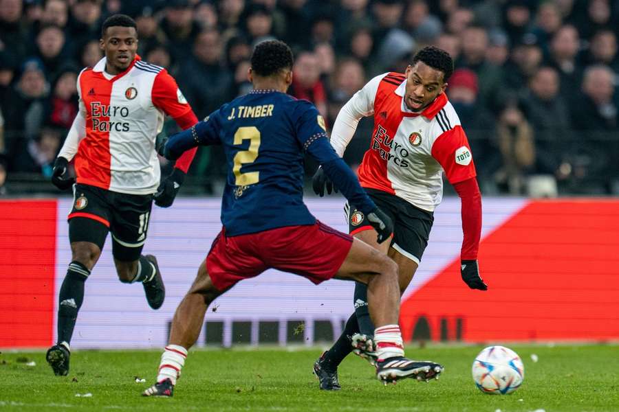 De broertjes Timber in duel tijdens de eerdere ontmoeting dit seizoen op 22 januari in de Kuip