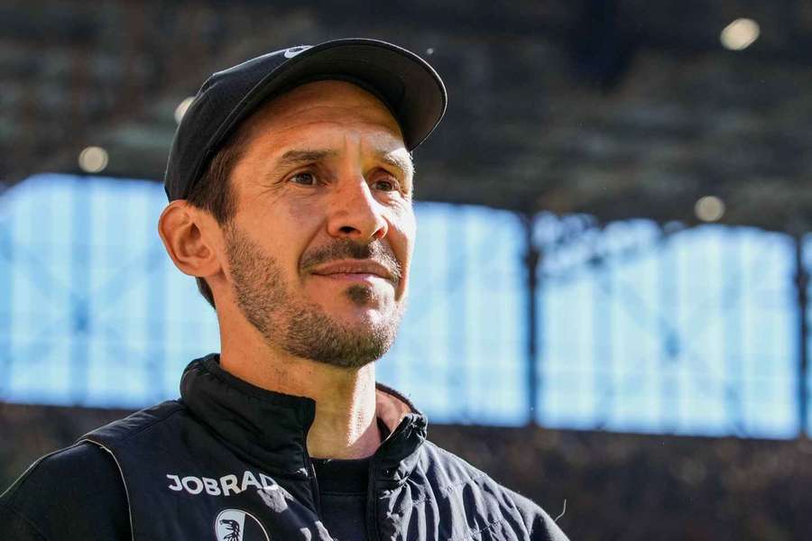 Julian Schuster no banco do Friburgo