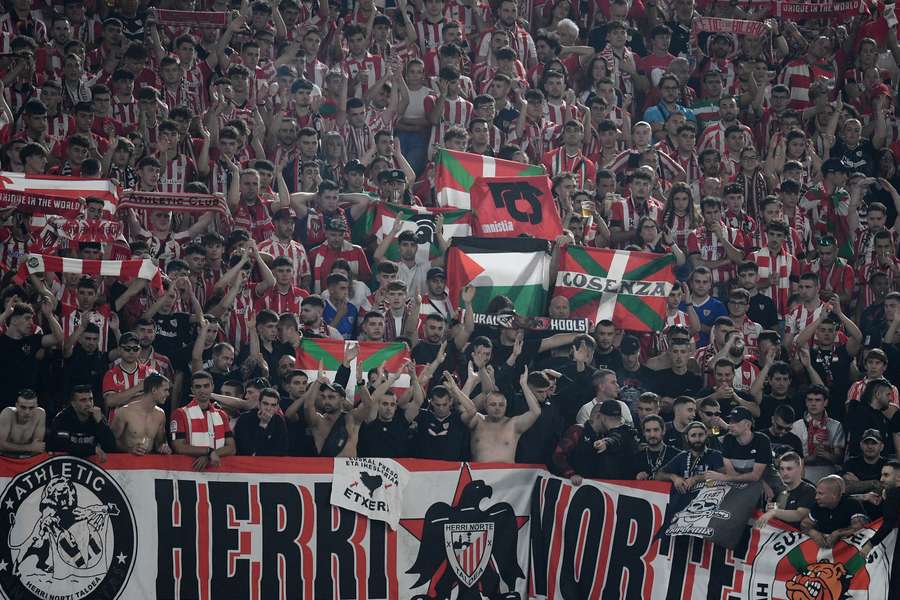 Torcedores do Athletic Bilbao na partida contra a Roma