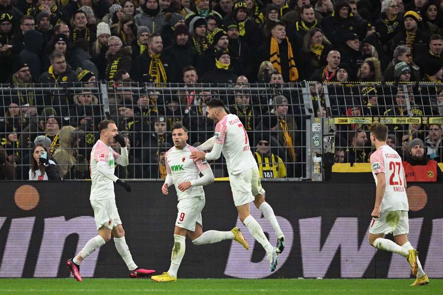 Ermedin Demirovic bejubelt den 2:2-Ausgleich für den FCA in Dortmund.