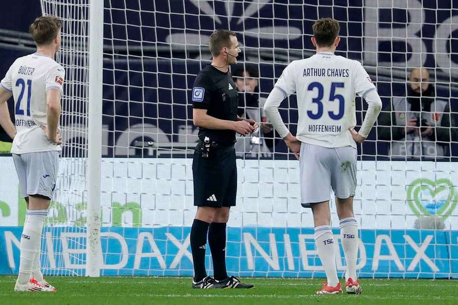 Historická chvíle v Bundeslize. Sudí odvolal penaltu, hned řekl divákům důvod.