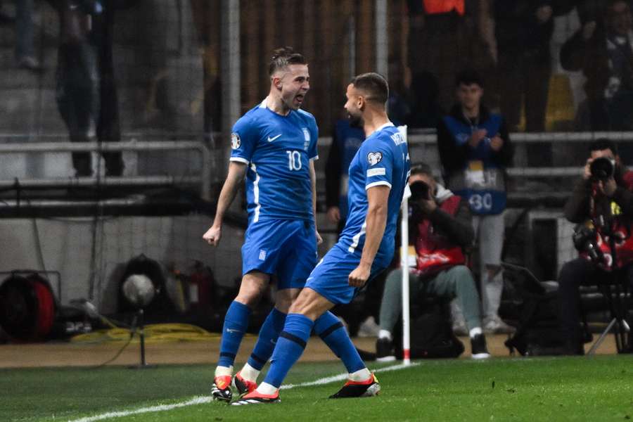 Dimitris Pelkas viert de 2-0 van Griekenland