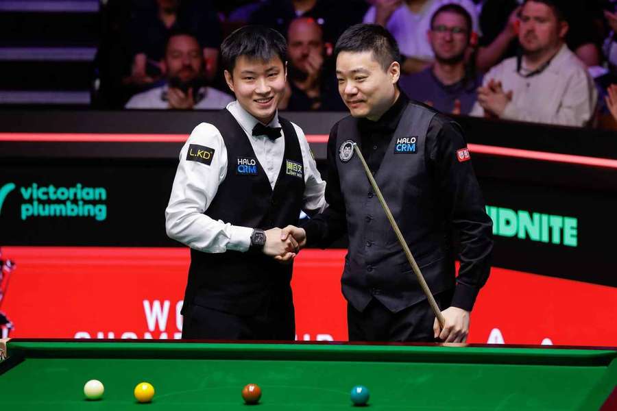 Ding Junhui (right) congratulates Zhao Xintong (left)