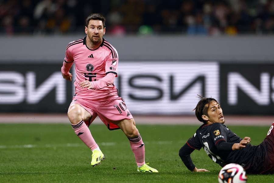 Messi en acción contra el Vissel Kobe