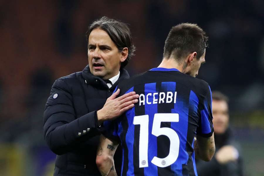 Simone Inzaghi assieme al leader della sua difesa, Francesco Acerbi
