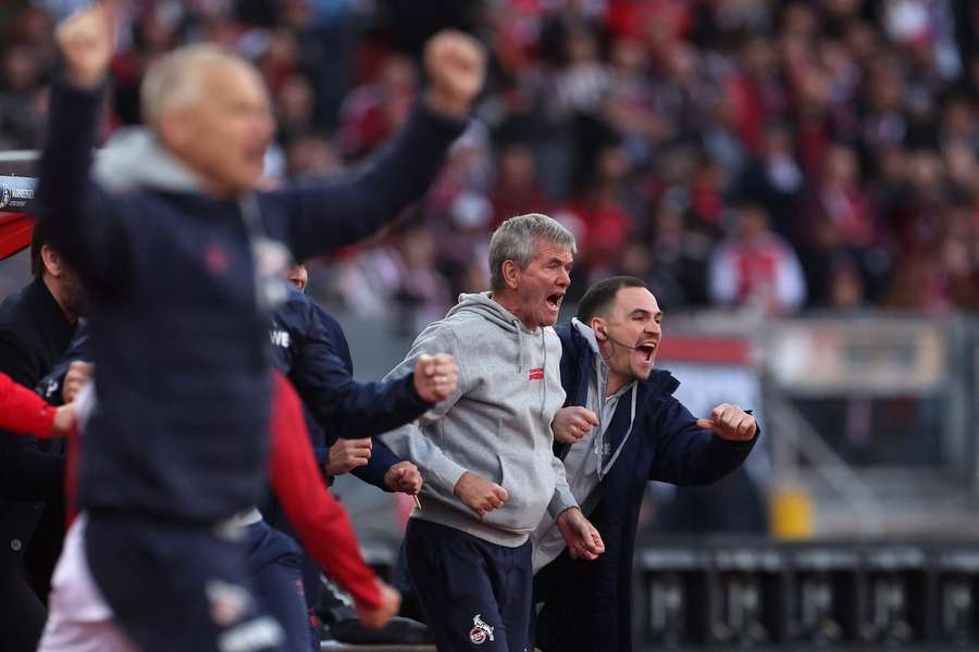 Friedhelm Funkel (2. v. r.) feiert das Tor von Florian Kainz zum 2:1 für Köln in Nürnberg.