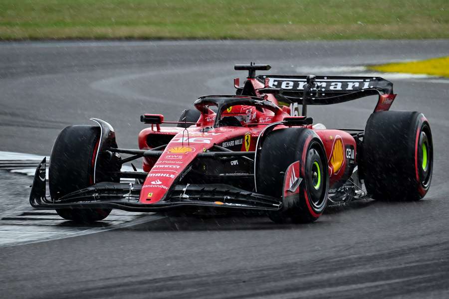 Leclerc colocou a Ferrari na ponta em sessão marcada pela chuva