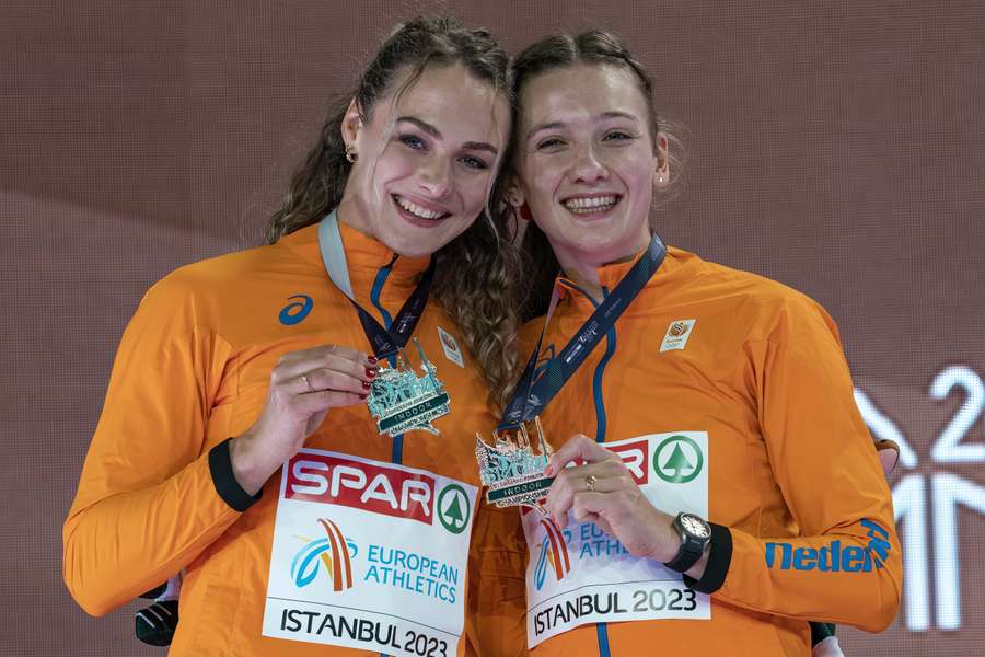 Lieke Klaver en Femke Bol tijdens de medailleceremonie op het EK atletiek