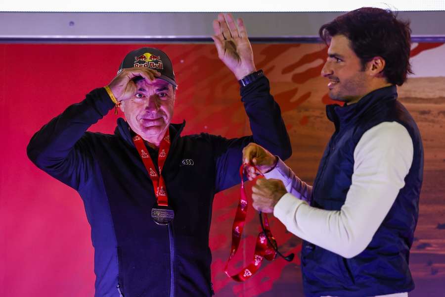 Carlos Sainz s'est vu remettre sa médaille par son fils.