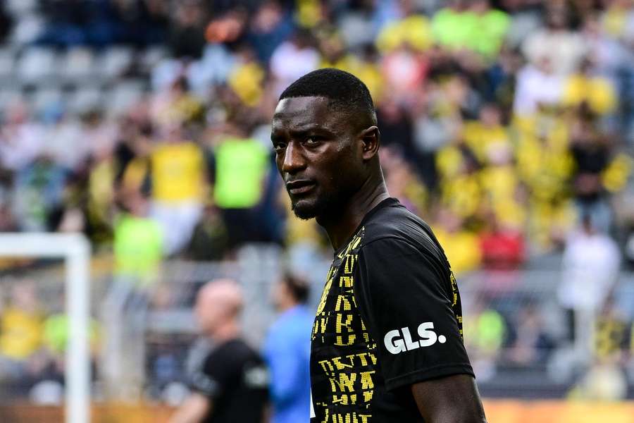 Serhou Guirassy antes da partida contra o Holstein Kiel