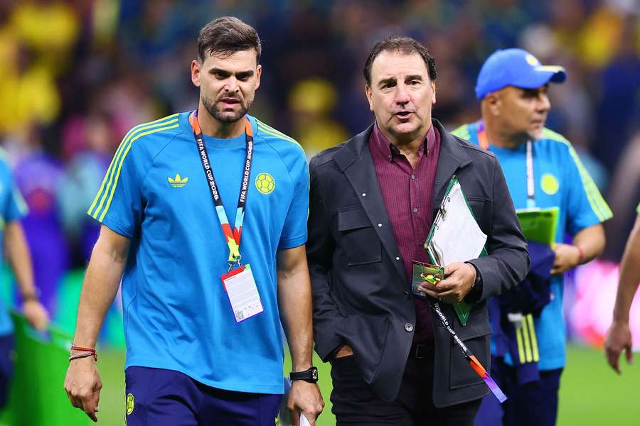 Néstor Lorenzo intercambia impresiones con uno de sus ayudantes Néstor Lorenzo intercambia impresiones con uno de sus ayudantes