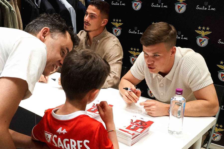 Ivanovic e Samuel Dahl na sessão de autógrafos