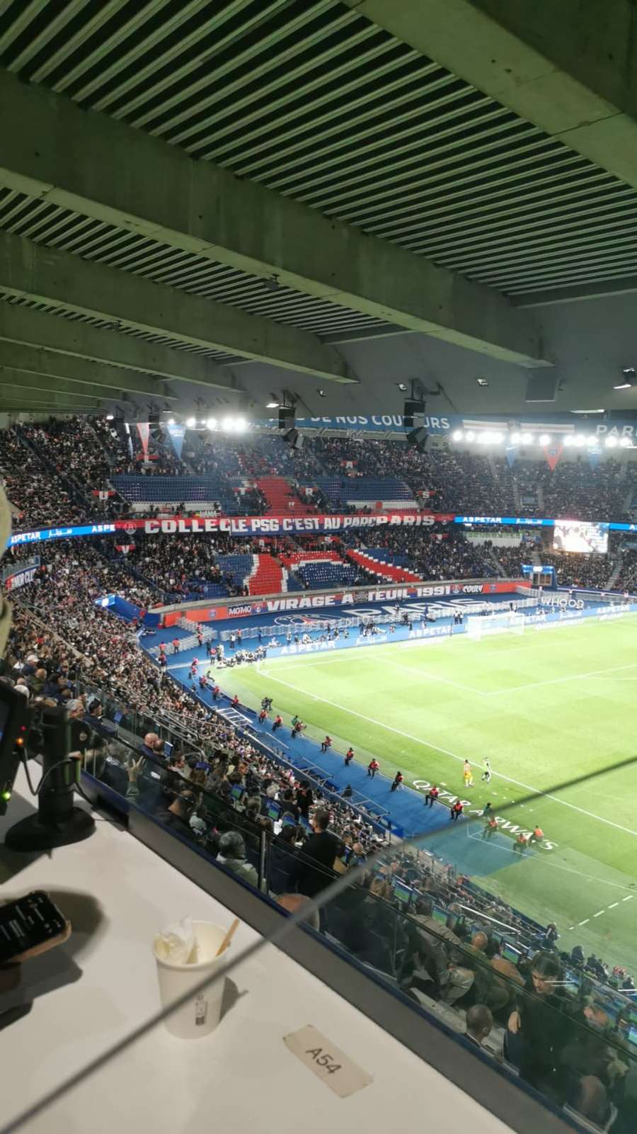 La tribune Auteuil avant la mi-temps La tribune Auteuil avant la mi-temps