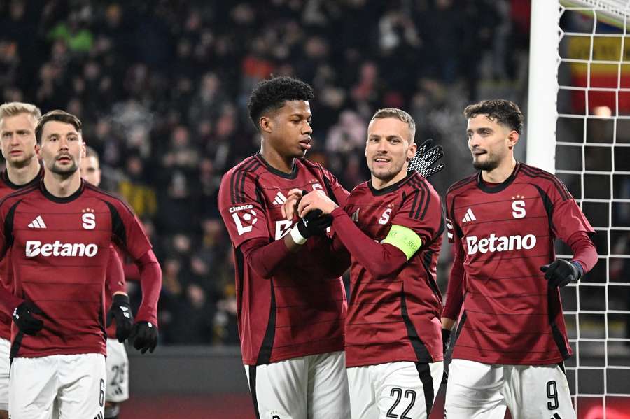 Haraslín (Druhý zprava) se raduje z gólu se spoluhráči.