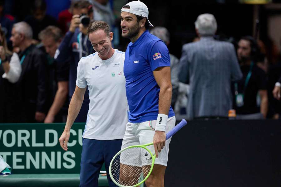 Filippo Volandri abbraccia Matteo Berrettini durante la Coppa Davis