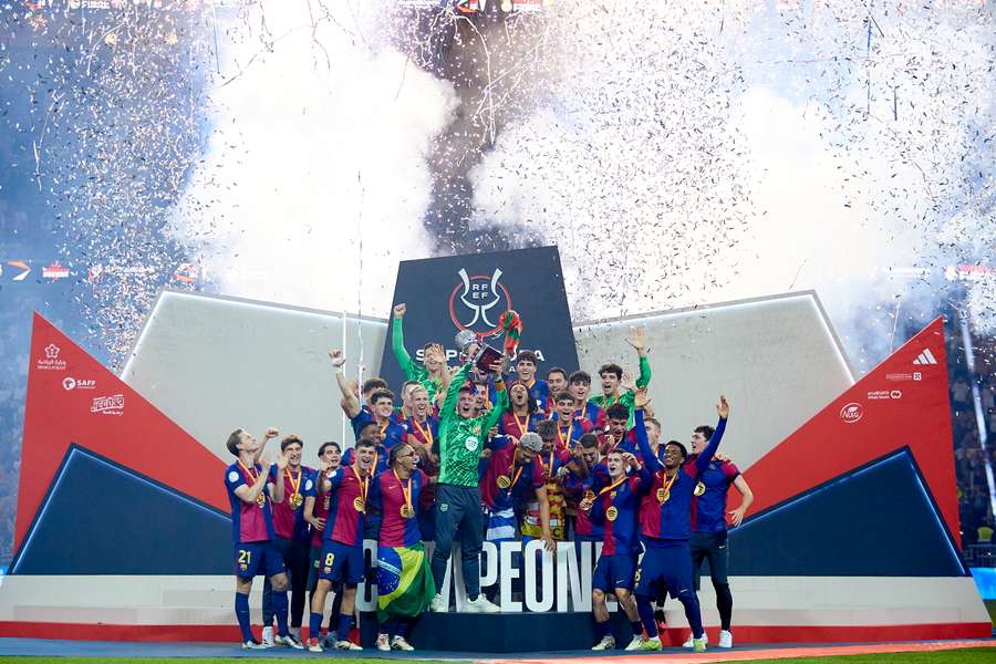 Levantando el trofeo Levantando el trofeo