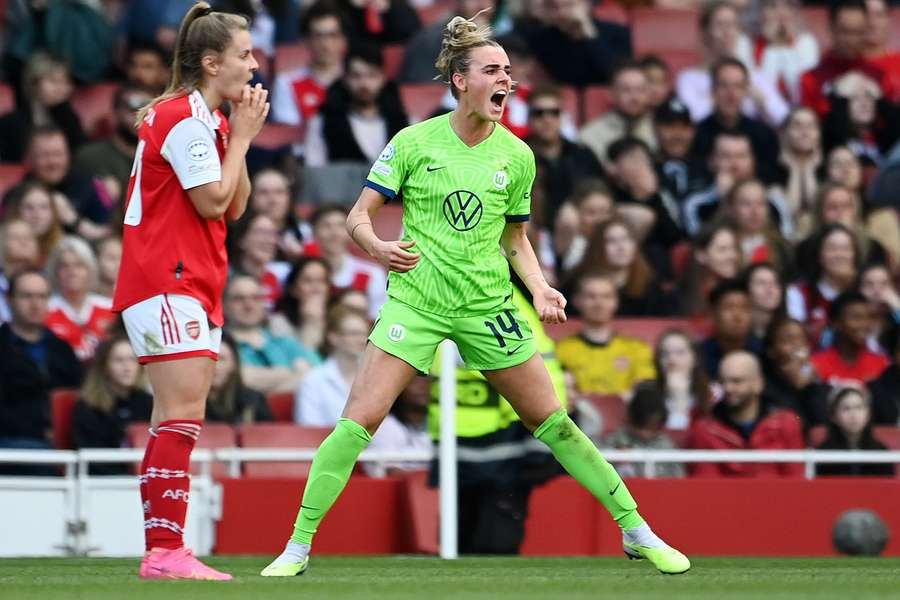 Jill Roord viert een doelpunt in de halve finales voor VfL Wolfsburg