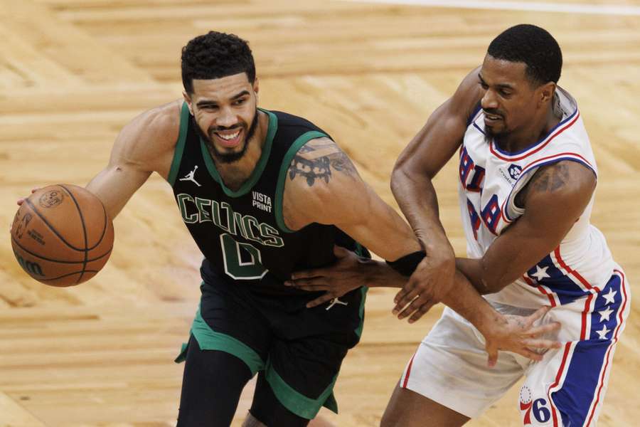 Jayson Tatum knokt zich langs De'Anthony Melton