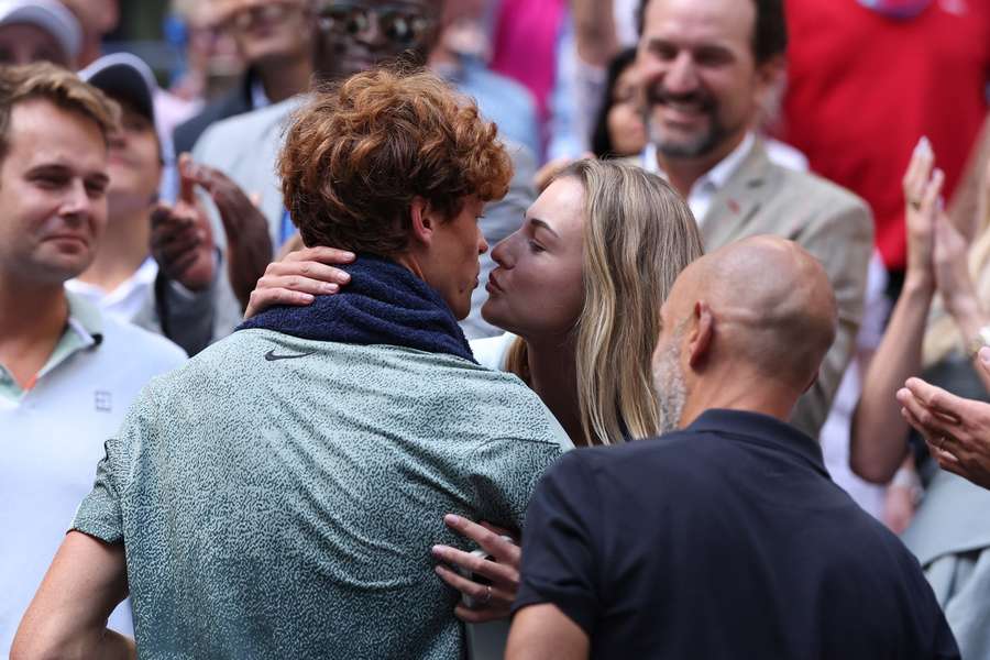 Los tenistas Jannik Sinner (izquierda) y Anna Kalinskaya se dan un beso en el US Open
