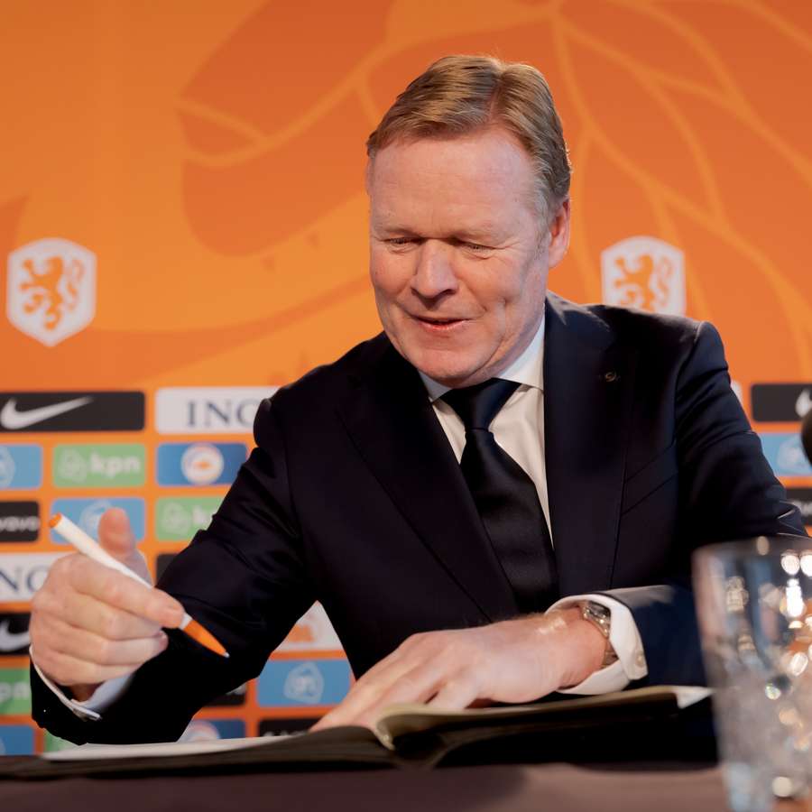 Van Gaal assinou com a Holanda até 2026