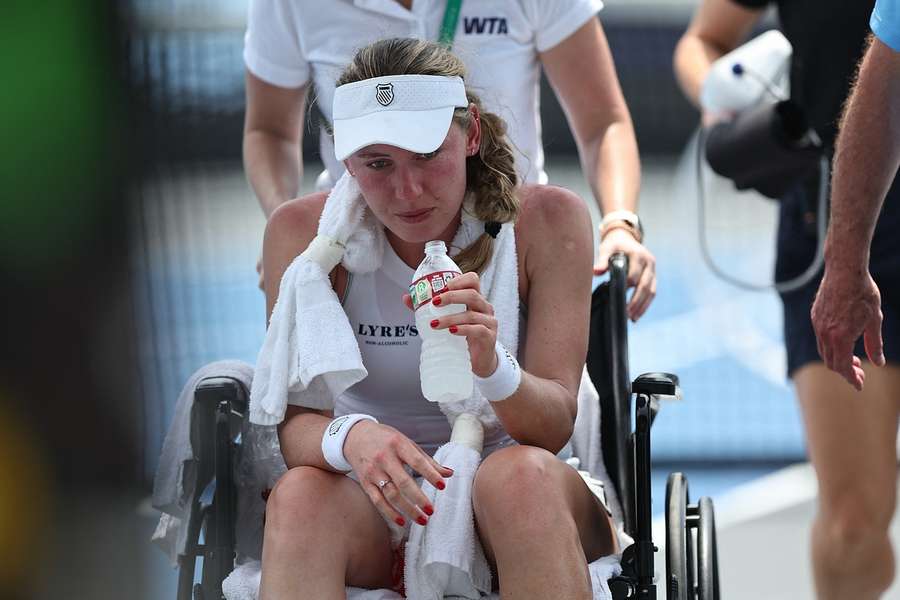 Jekatěrina Alexandrovová musela kurt opustit na vozíčku.
