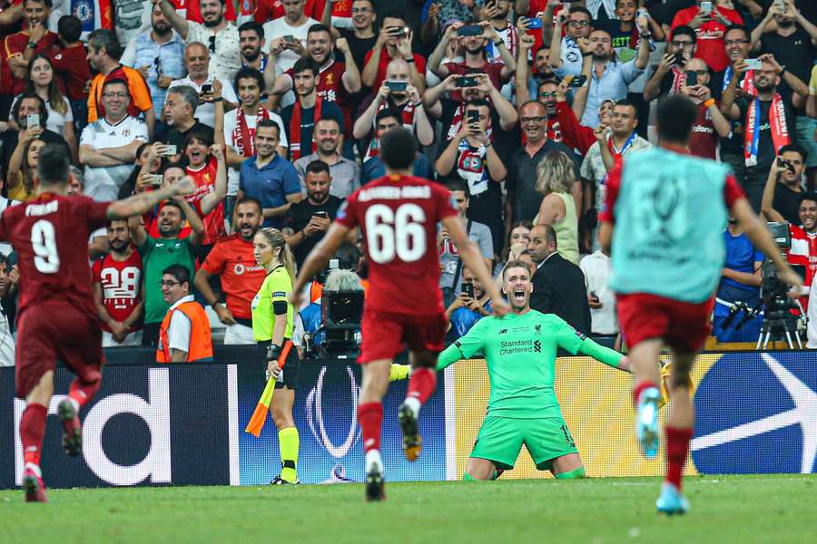 Adrian (segundo a contar da direita) a celebrar a vitória do Liverpool no desempate por penáltis sobre o Chelsea na final da Supertaça de 2019