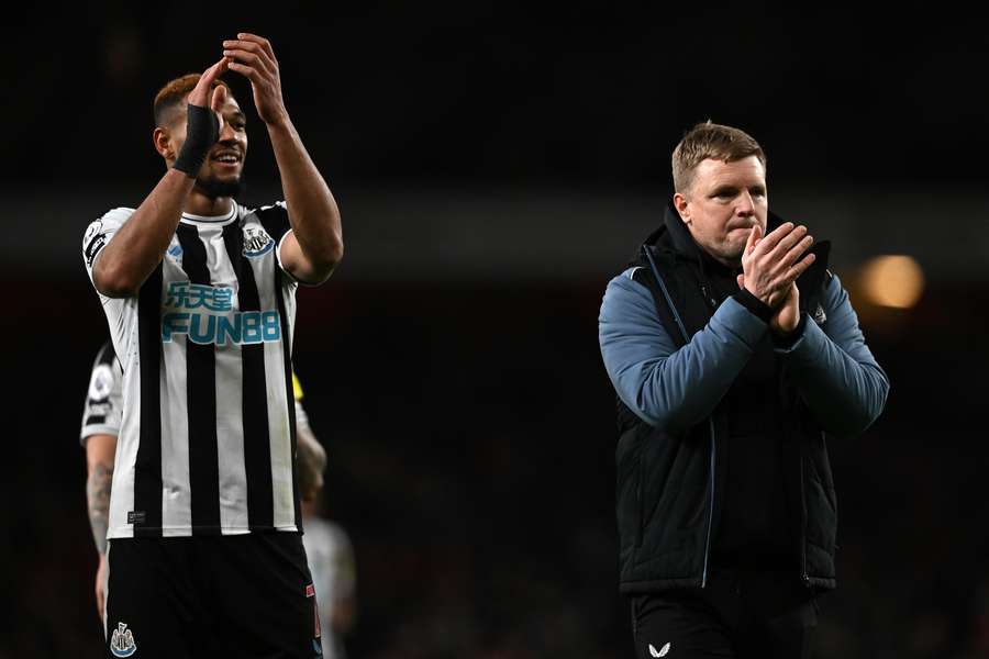 Eddie Howe și Newcastle salută fanii după egalul obținut pe terenul lui Arsenal