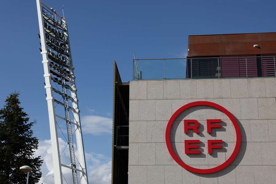 Det spanske fodboldforbunds hovedkvarter er ved at blive ransaget.