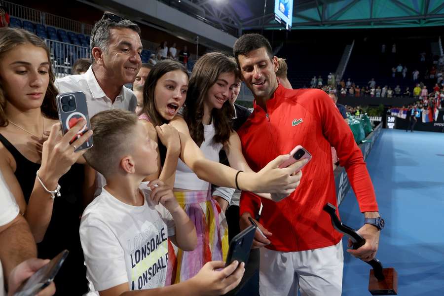 Novak Djokovic posa para uma selfie em Adelaide