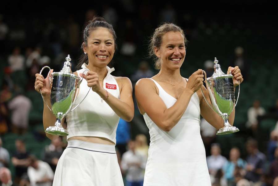 Hsieh e Strycova com o troféu