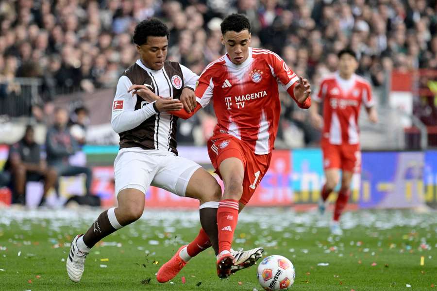 Jamal Musiala im Dribbling gegen Joel Fujita.