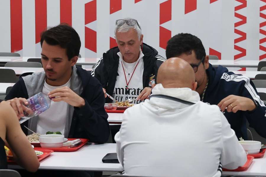 José Mourinho no refeitório do Benfica Campus José Mourinho no refeitório do Benfica Campus