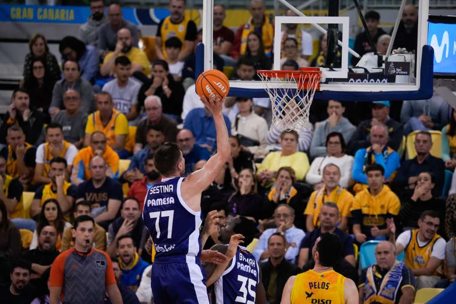 Sestina se lució con ocho triples, pero no pudo evitar la derrota del Valencia