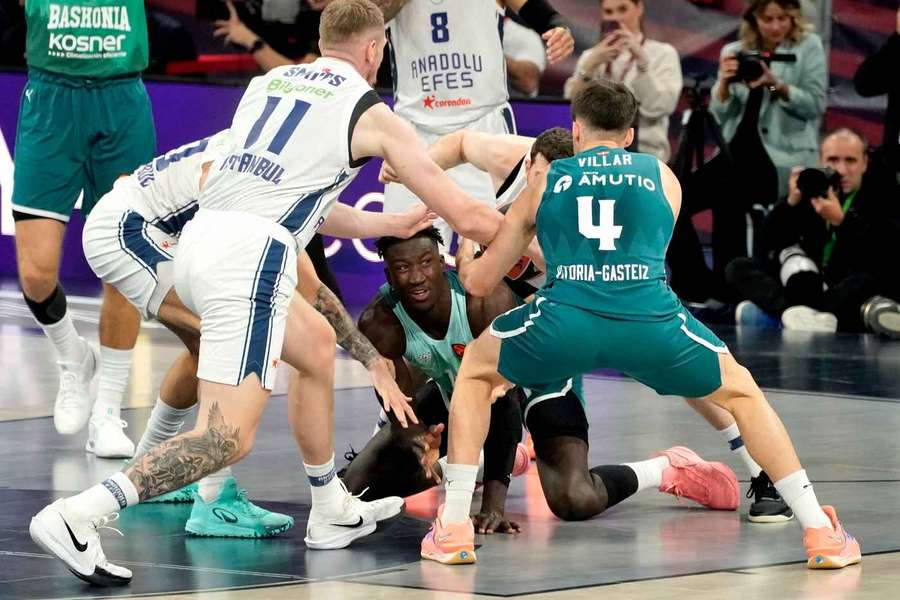 Diop protege el balón ante la presencia de Smits y de Villar