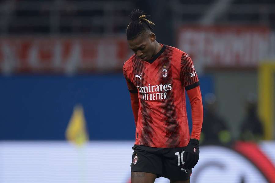 Até Leao se ressentiu do penálti marcado a favor da Atalanta: 