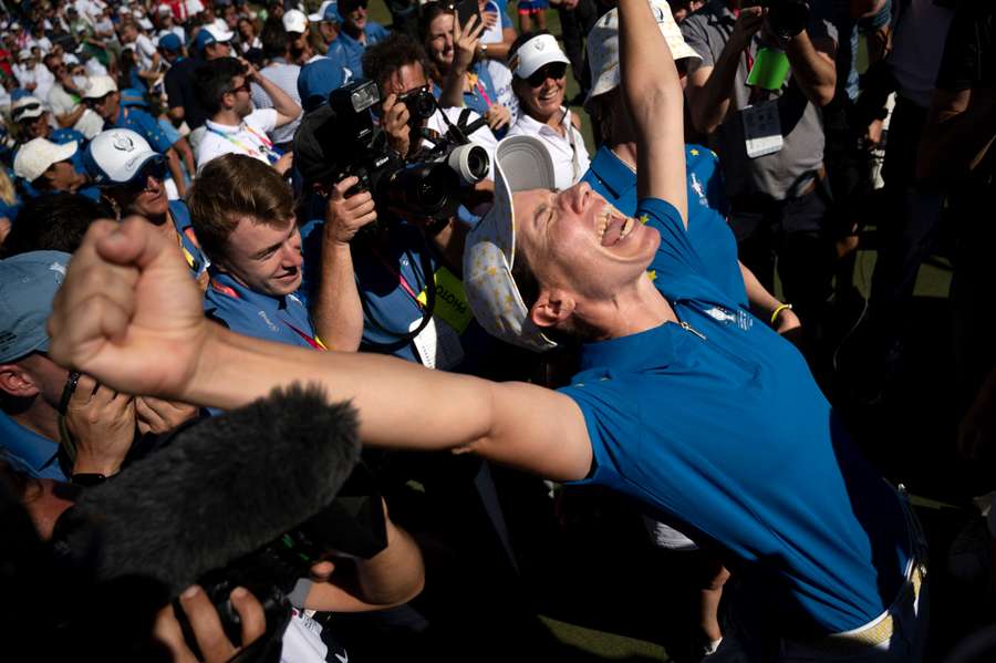 Team Europe's Spanish golfer Carlota Ciganda celebrates beating US team's golfer Nelly Korda 