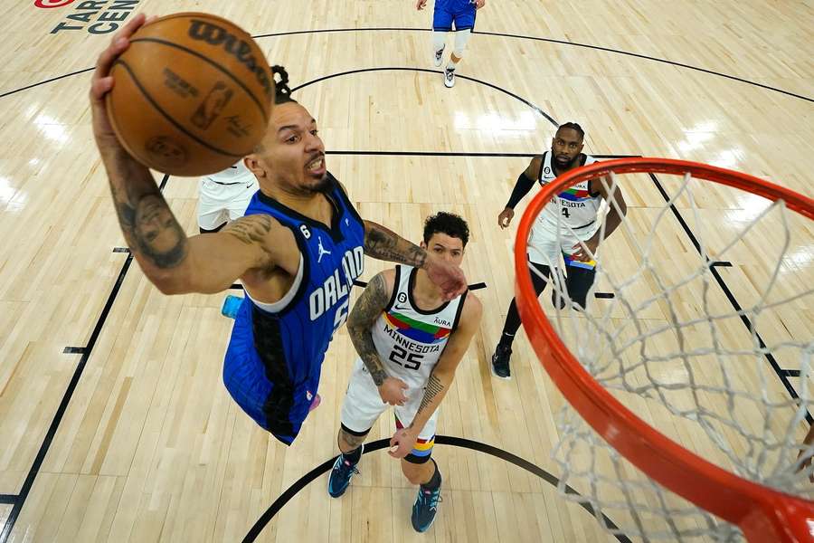 Magics Cole Anthony met een dunk tegen Wolves vannacht