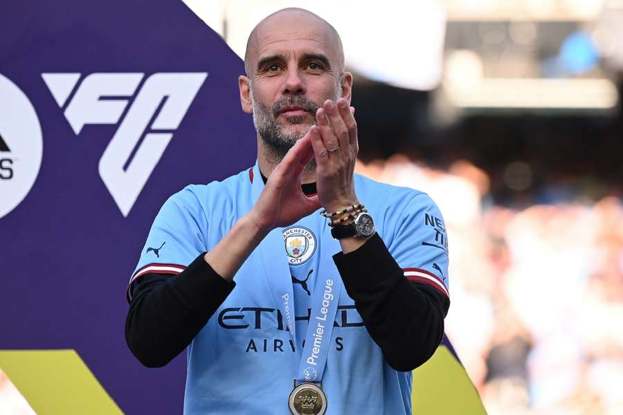 Pep Guardiola nadat hij zijn gouden medaille kreeg voor het behalen van de titel in de Premier League