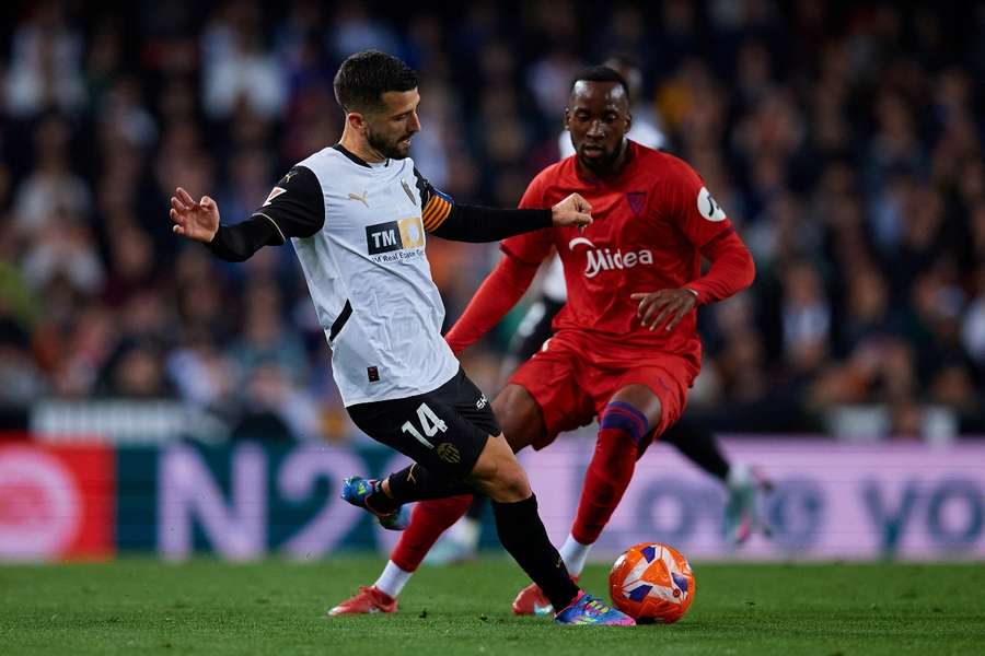 Gayá ante Lukébakio, en el último Valencia-Sevilla Gayá ante Lukébakio, en el último Valencia-Sevilla