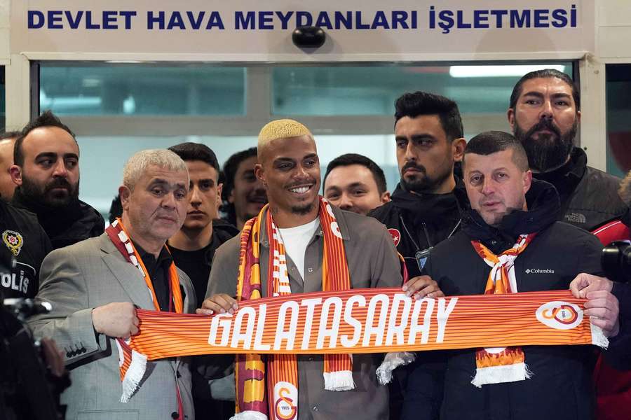 Mario Lemina à l'aéroport d'Istambul ce jeudi.